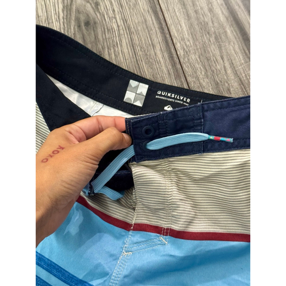 Quiksilver Eye Scallop Swim Trunks 20inch Length, Waist Size 28 - Picture 4 of 6